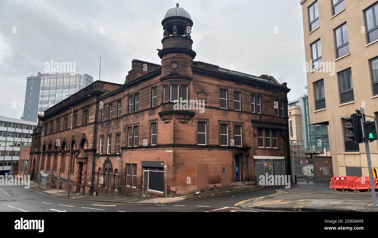 Ancien bâtiment abandonné Scottish Power Sandstone sur Dewar place, Édimbourg. Architecture écossaise style victorien classique. Écosse - Image de stock capturée avec un smartphone