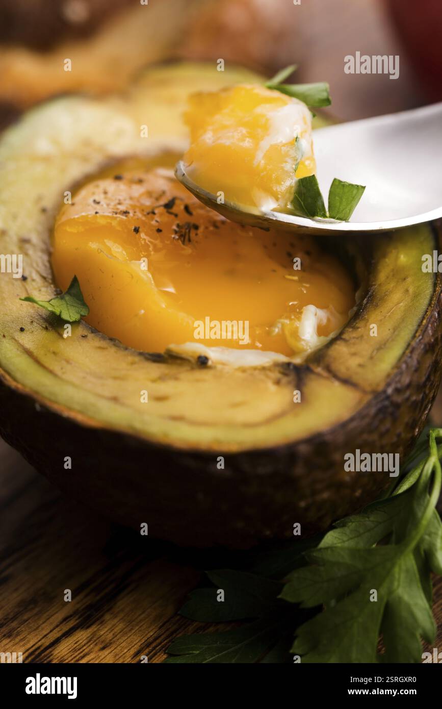 Oeufs bio faits maison cuit dans avocat avec sel et poivre Banque D'Images