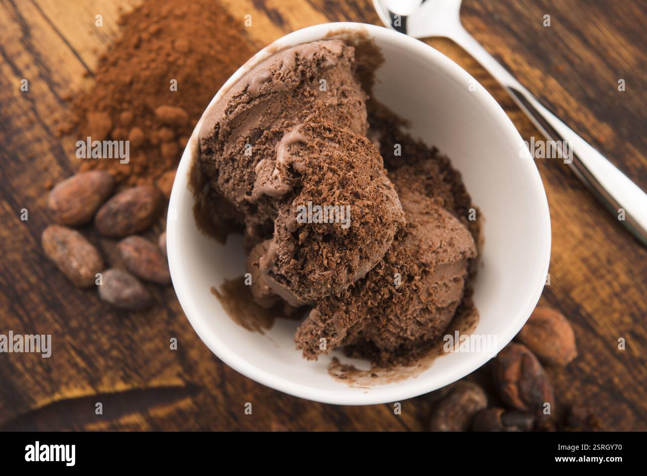 Café boule de crème glacée au chocolat dans un bol Banque D'Images