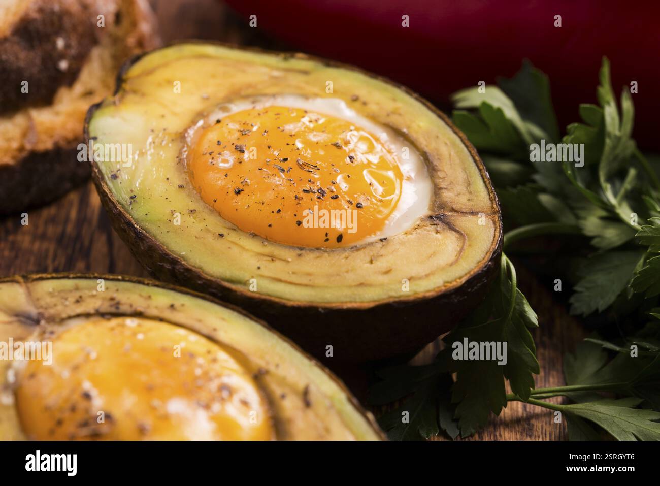 Oeufs bio faits maison cuit dans avocat avec sel et poivre Banque D'Images