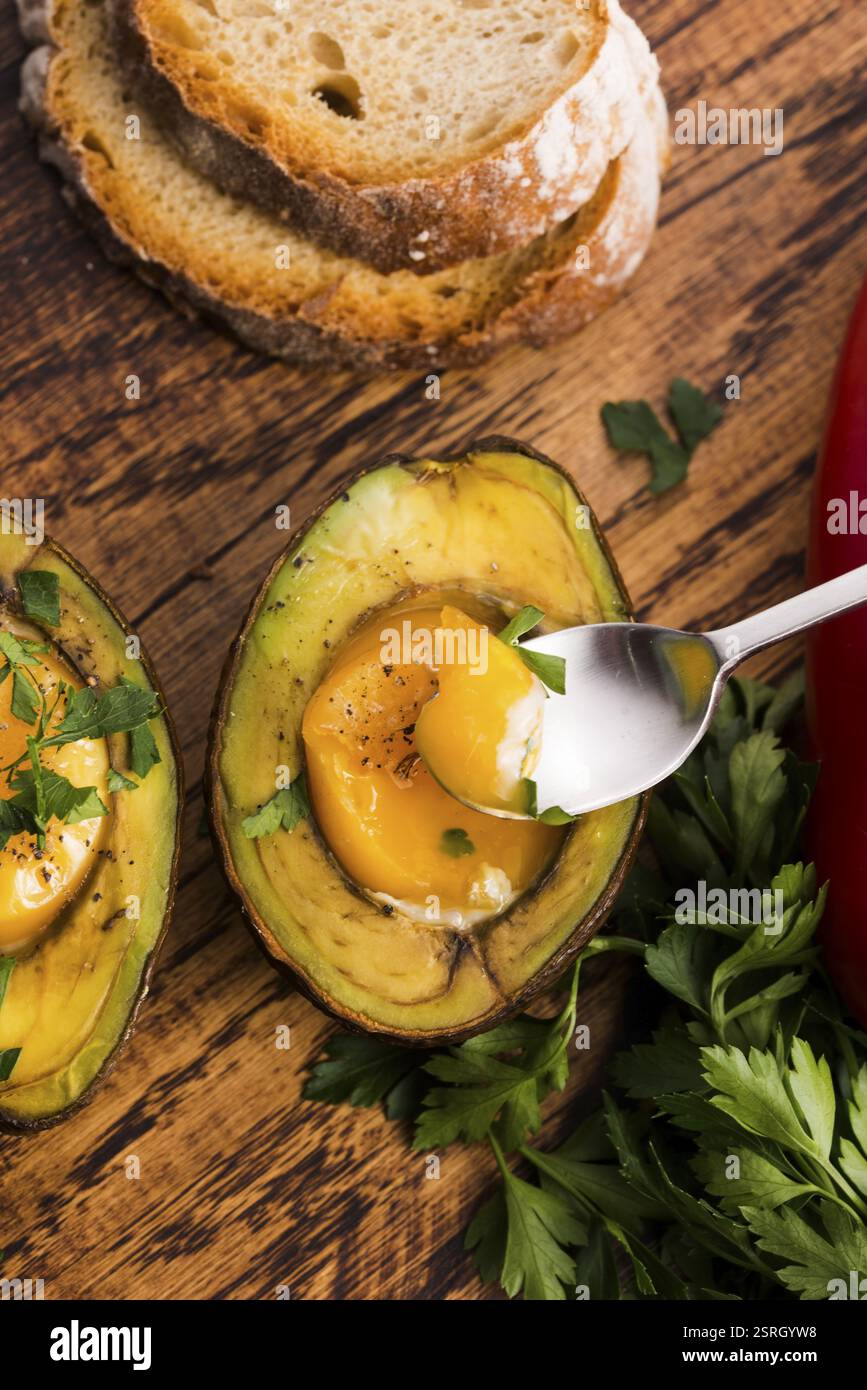 Oeufs bio faits maison cuit dans avocat avec sel et poivre Banque D'Images