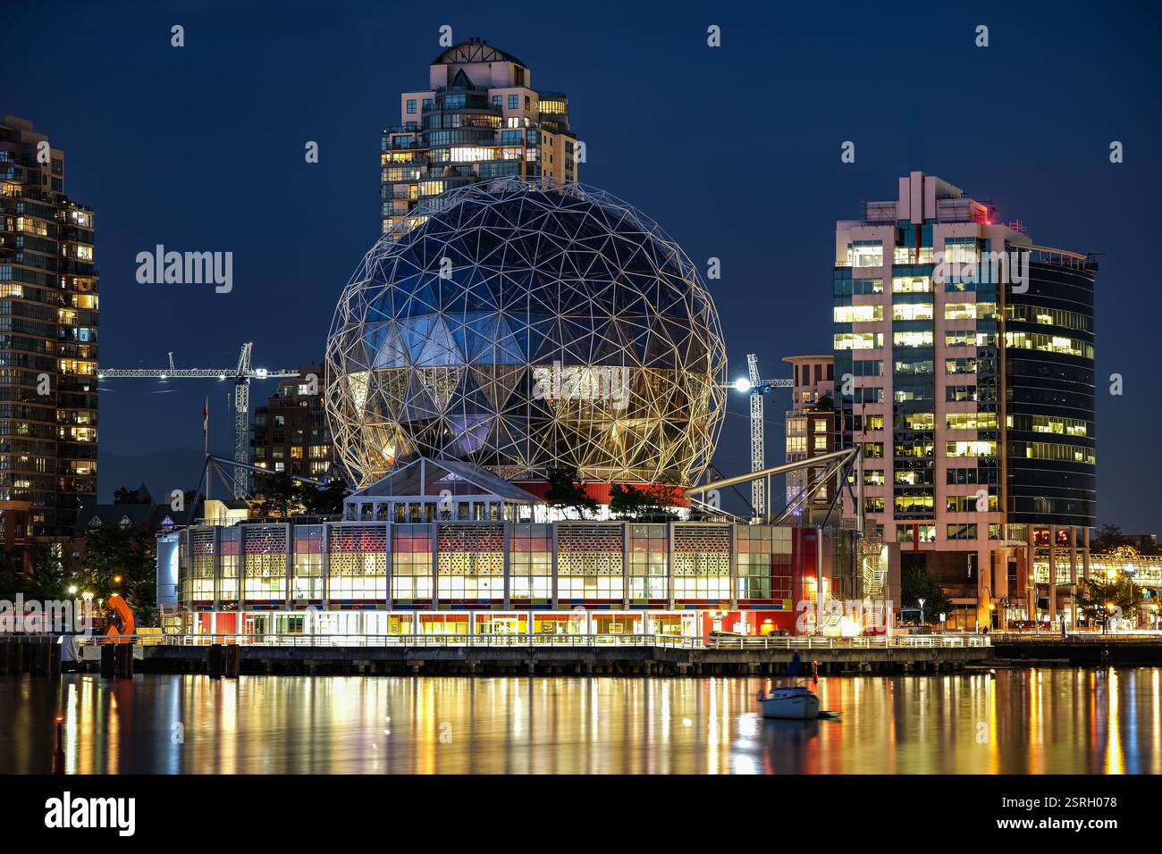 Le port de False Creek avec Science World. Centre-ville de Vancouver vue d'une ville moderne la nuit, longue exposition. Lumières de la ville dans la soirée sur l'est Banque D'Images