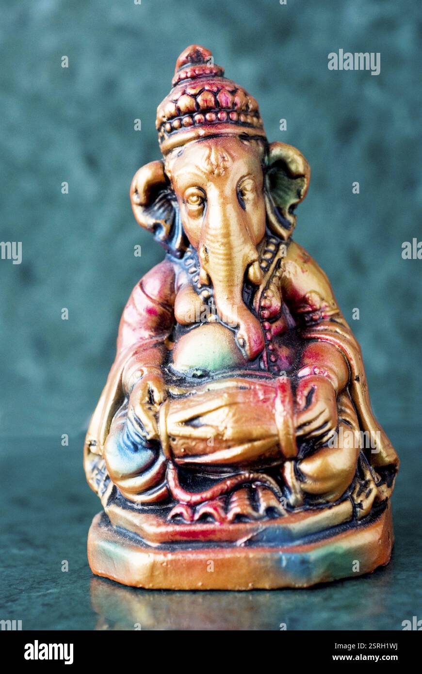 Seigneur Ganesha ganpati Idole de plâtre coloré assis jouant d'instruments de musique indienne timbales mrudungam Banque D'Images