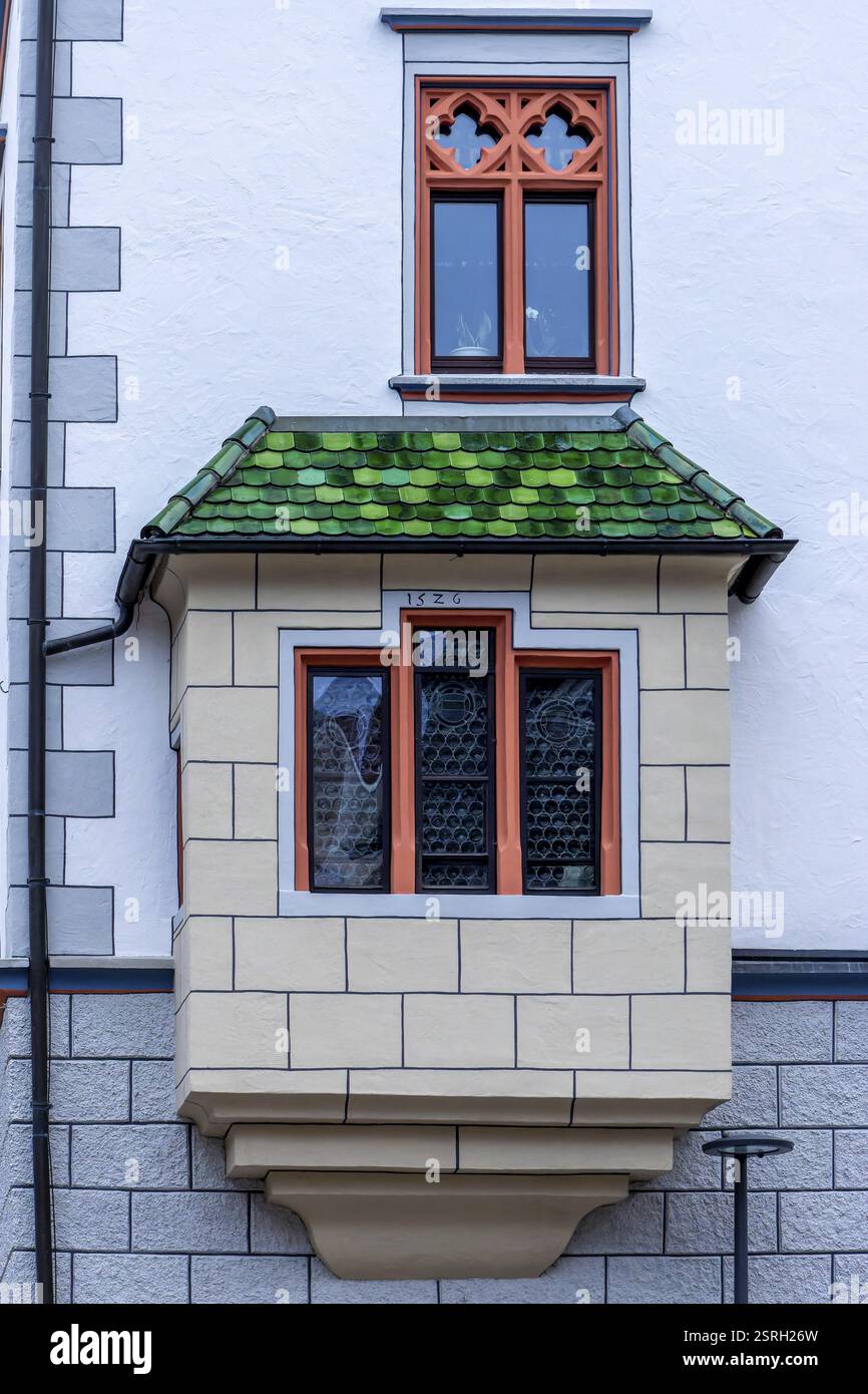 Détail avec fenêtre, tuiles vertes et mur blanc de l'hôtel de ville historique du 15ème siècle avec pignon baroque ancien, vieille ville historique, Bad f Banque D'Images