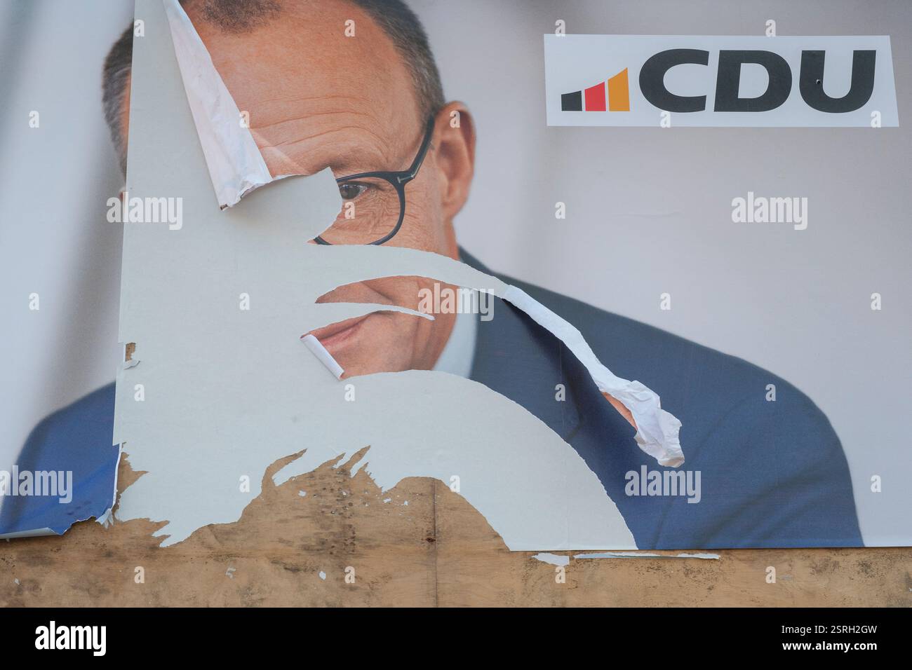 Affiches électorales à Cologne pour l'élection du 21e Bundestag allemand le 23 février 2025, CDU, affiche endommagée de Friedrich Merz Banque D'Images