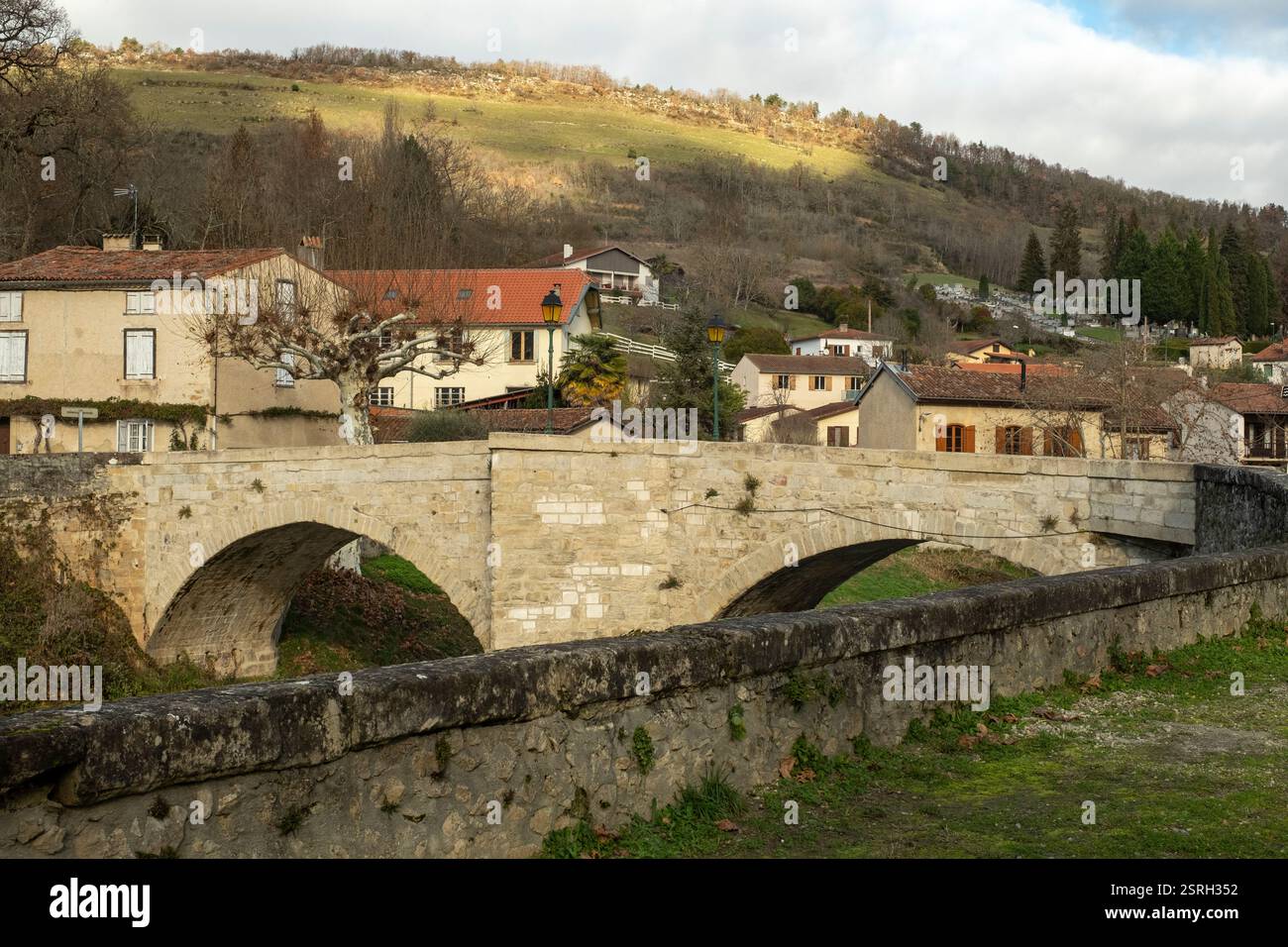 Le pont historique Louis XII enjambe la paisible Ariège dans le Mas d'Azil, magnifiquement restauré pour préserver son charme et connecter les générations. Banque D'Images