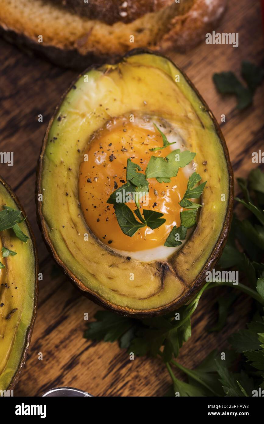 Oeufs bio faits maison cuit dans avocat avec sel et poivre Banque D'Images