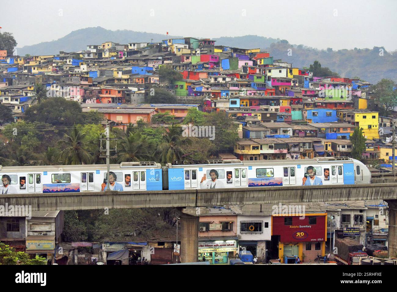 Metro train près de la gare la plus Asalpha, Mumbai, Maharashtra, Inde, Asie Banque D'Images