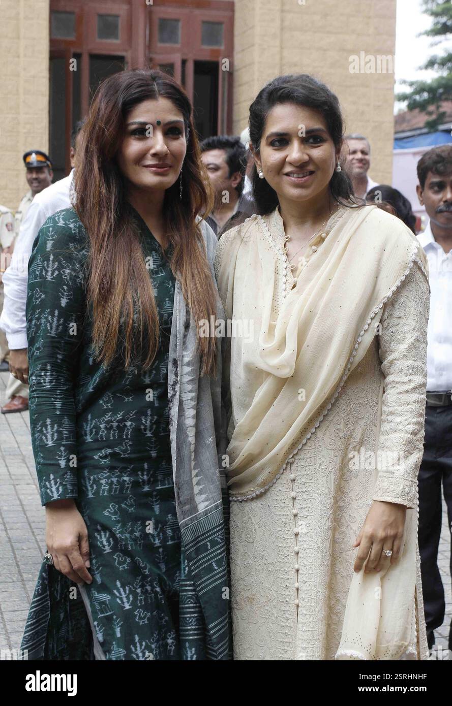 Bollywood acteur Raveena Tandon Fashion designer Bhartiya Janta Party leader Shaina NC inauguration de l'état de l'art-toilettes Mumbai Banque D'Images