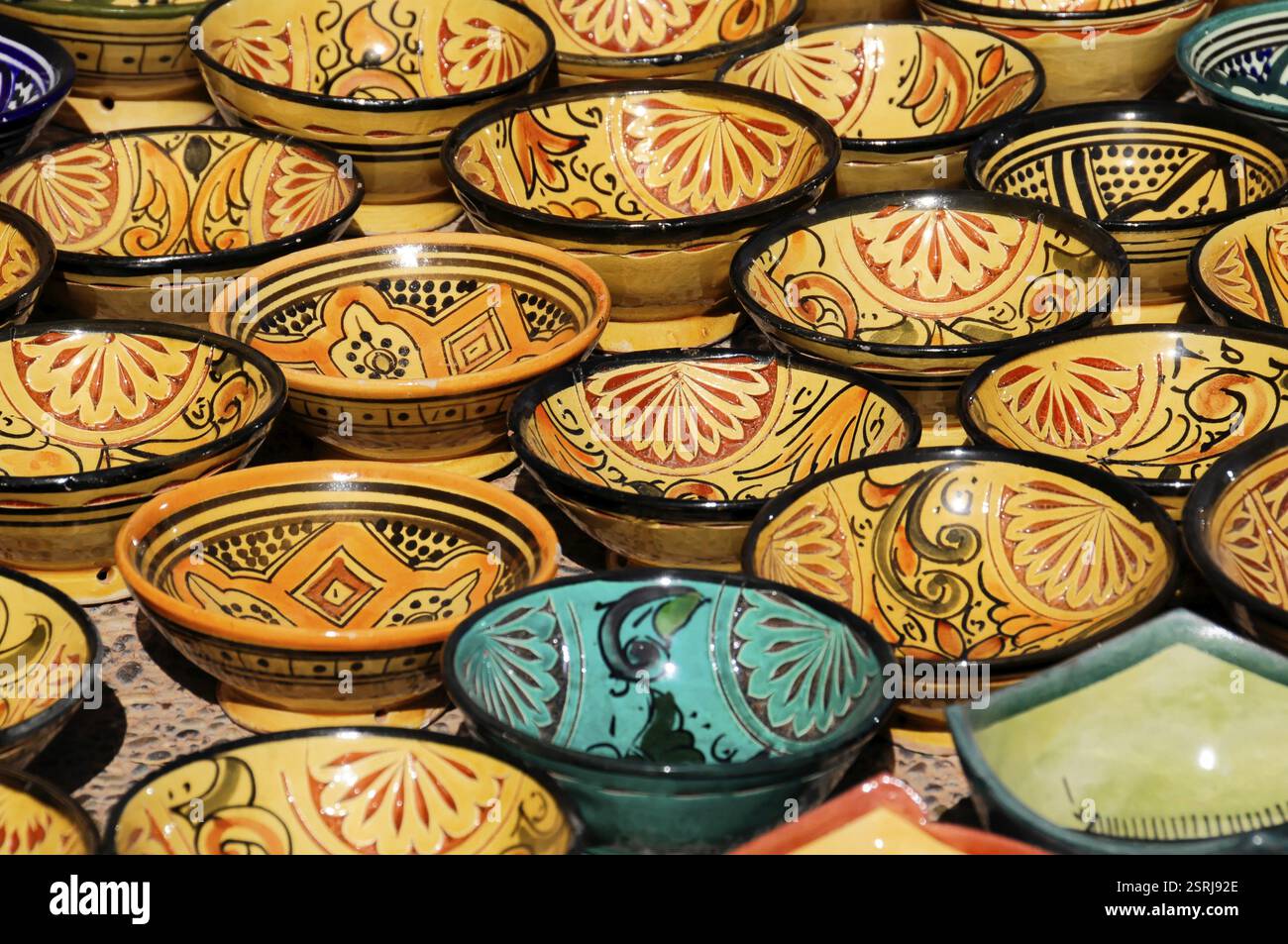 Bols en céramique colorés et artistiquement conçus avec des motifs détaillés affichés sur une table, voyage à Quarzazate, Maroc, Afrique du Nord, Afrique Banque D'Images