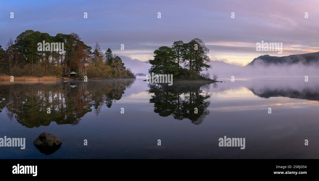 Hangar à bateaux sur un lac calme avec brume et reflets, Derwentwater, Lake District, Royaume-Uni. Banque D'Images