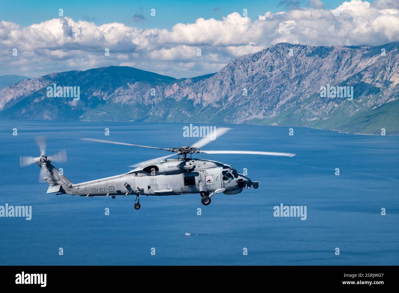 Marine hellénique Sikorsky S-70 Seahawk en vol. Hélicoptère naval équipé pour la guerre anti-sous-marine et la recherche et le sauvetage. Banque D'Images