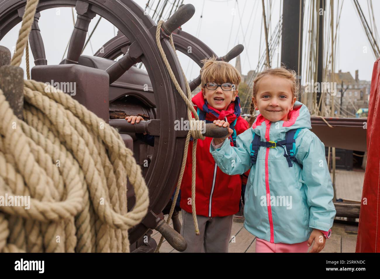 Des enfants excités explorent ensemble un navire historique lors d'un voyage en famille Banque D'Images