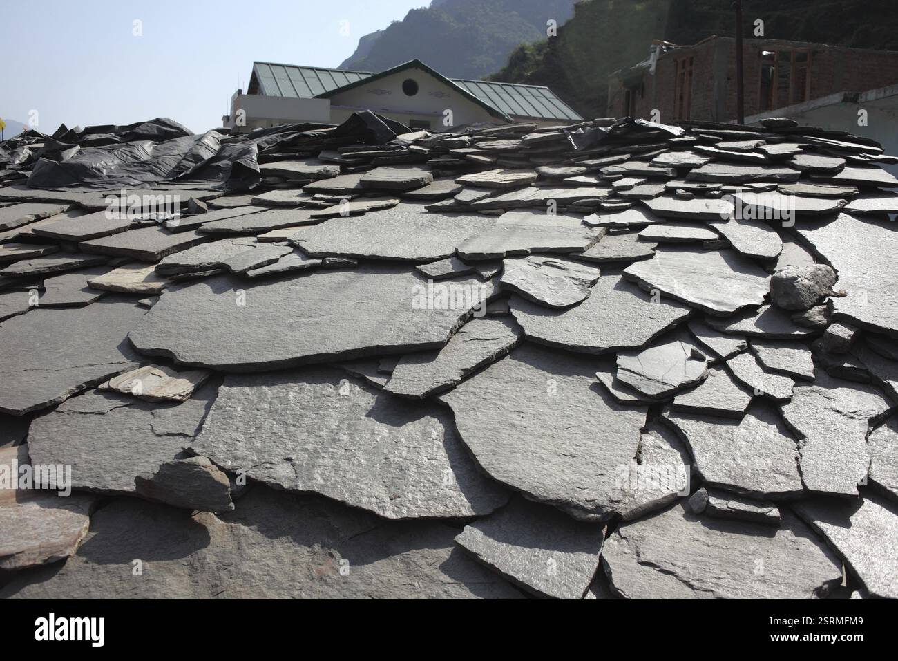 Un toit fait de pierres Inde Uttarakhand temple Yamnotri Banque D'Images