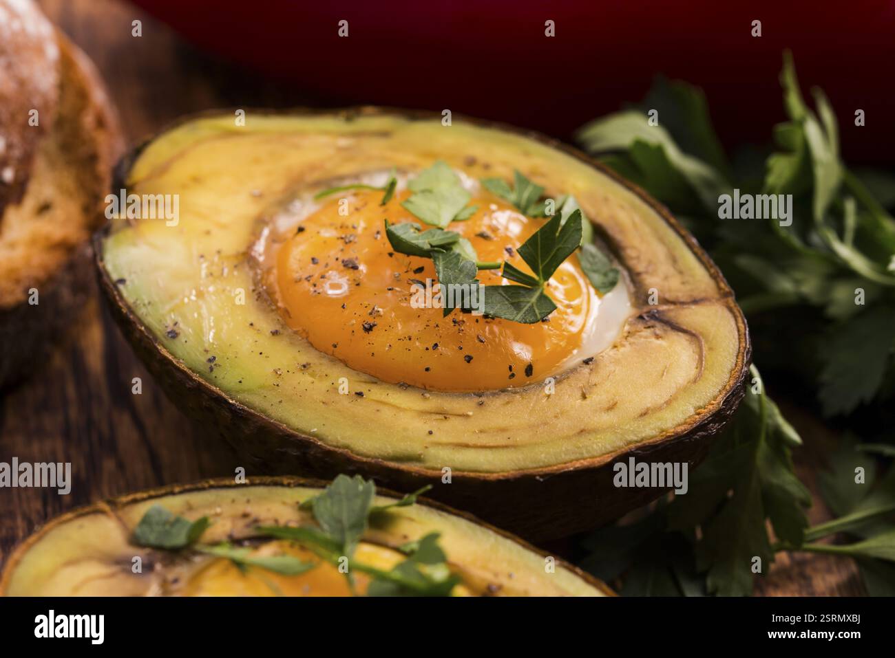 Oeufs bio faits maison cuit dans avocat avec sel et poivre Banque D'Images