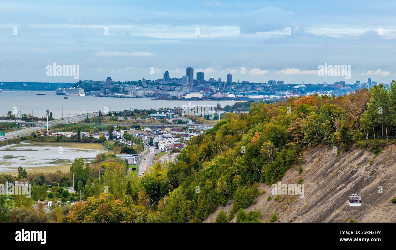 Une vue vers Québec depuis les chutes Montmorency au Canada à l'automne Banque D'Images