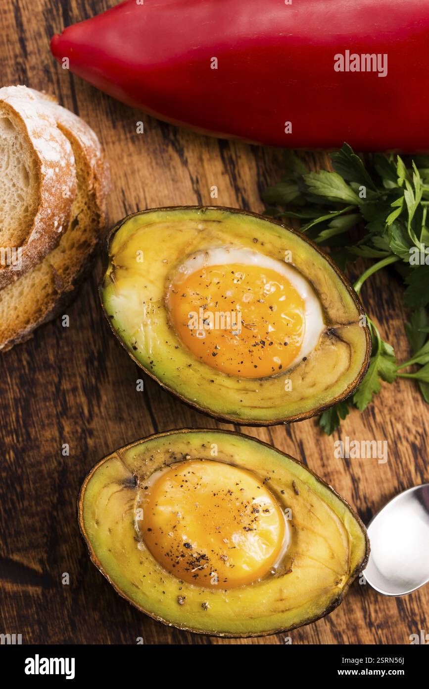 Oeufs bio faits maison cuit dans avocat avec sel et poivre Banque D'Images
