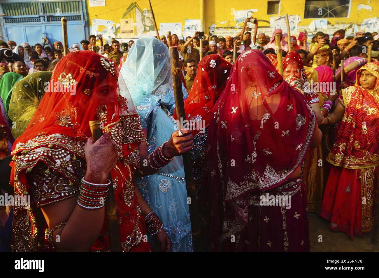 Les femmes avec des bâtons, Lathmar Holi festival, Mathura, Uttar Pradesh, Inde, Asie Banque D'Images