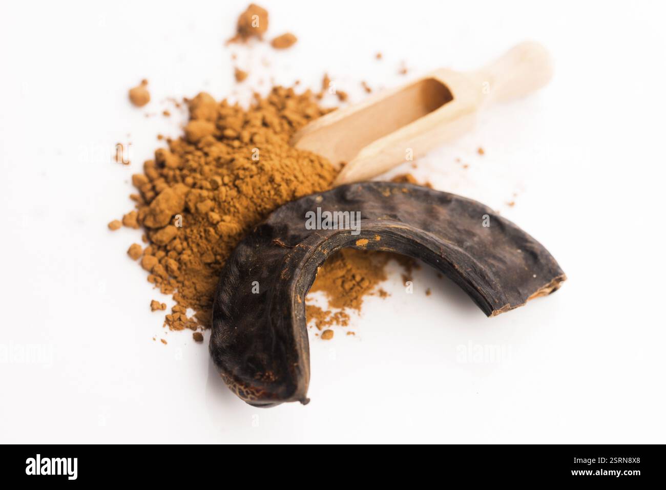 Gousses de caroube et poudre de caroube Banque D'Images