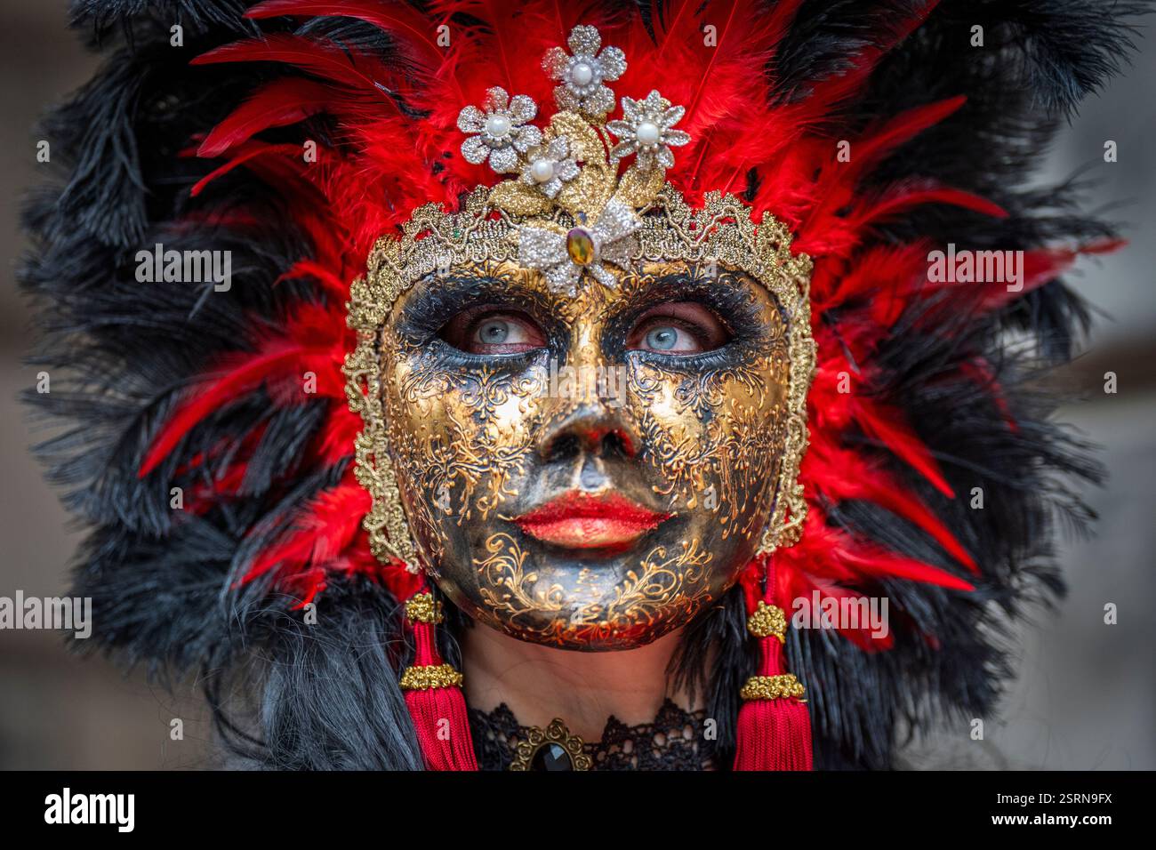 Lorraine Pritchard, la créatrice de masques d’Édimbourg, porte l’une de ses nouvelles créations de masques vénitiens, qui sera portée et exposée au Carnaval de Venise, qui commence le 21 février et se termine le 4 mars. Lorraine a étudié la fabrication de modèles au Glasgow College of Building and Printing, et la fabrication de masques vénitiens à Florence, en Italie. Elle voyage à Venise chaque année pour être elle-même un « masque », portant différents masques qu'elle a conçus comme une exposition en direct de son travail. Date de la photo : dimanche 16 février 2025. Banque D'Images