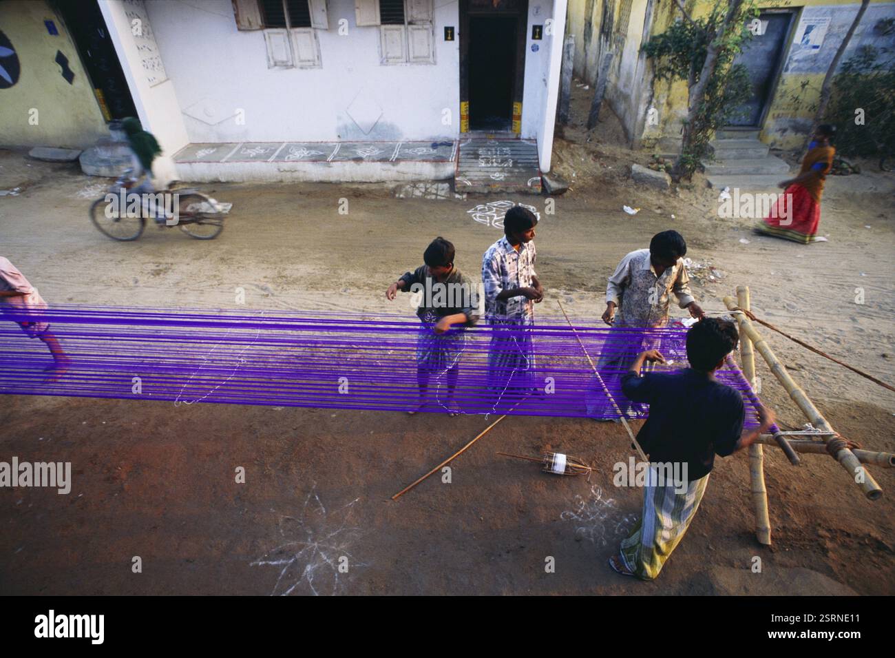 Les gens tissant la soie Kanchipuram, vieille tradition pratiquée par les tisserands dans leurs maisons, Inde, Asie Banque D'Images