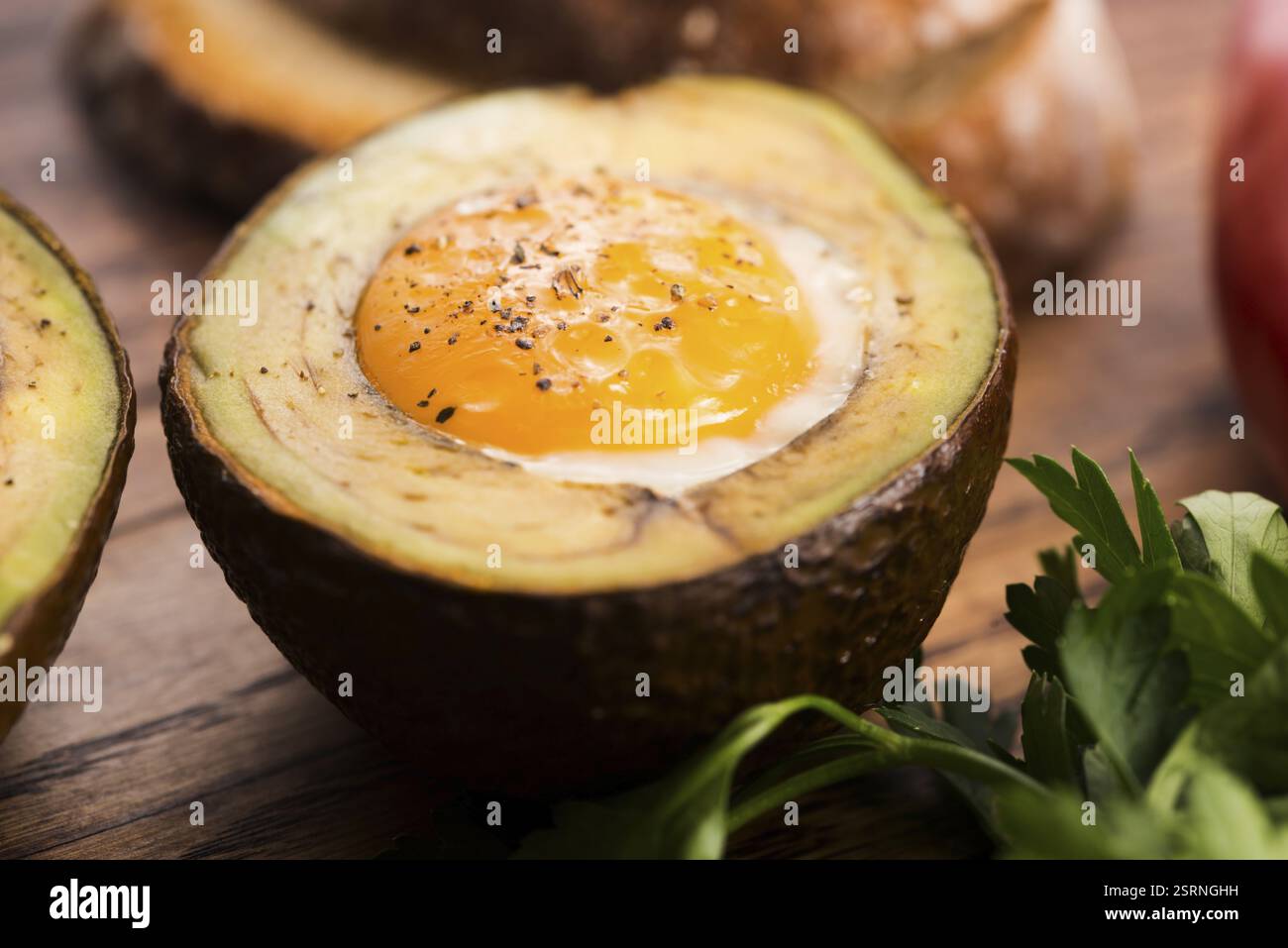 Oeufs bio faits maison cuit dans avocat avec sel et poivre Banque D'Images