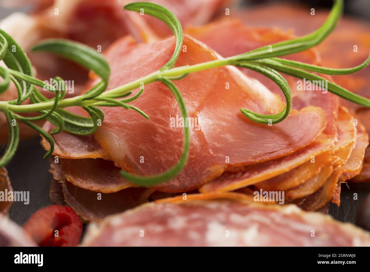 Une pile de différents embutido espagnols, jamon, chorizo et lomo embuchado Banque D'Images