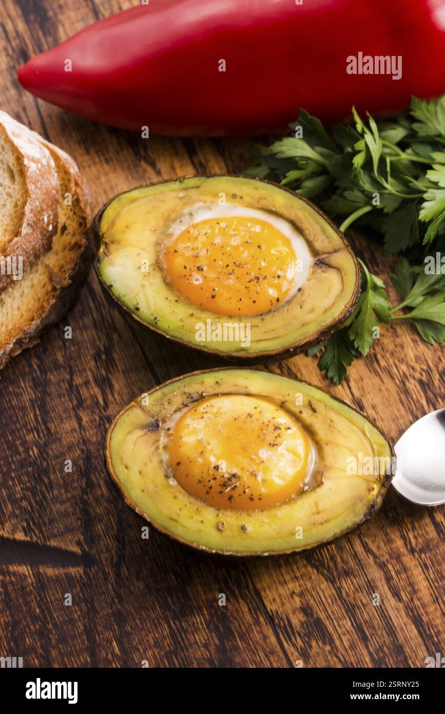 Oeufs bio faits maison cuit dans avocat avec sel et poivre Banque D'Images