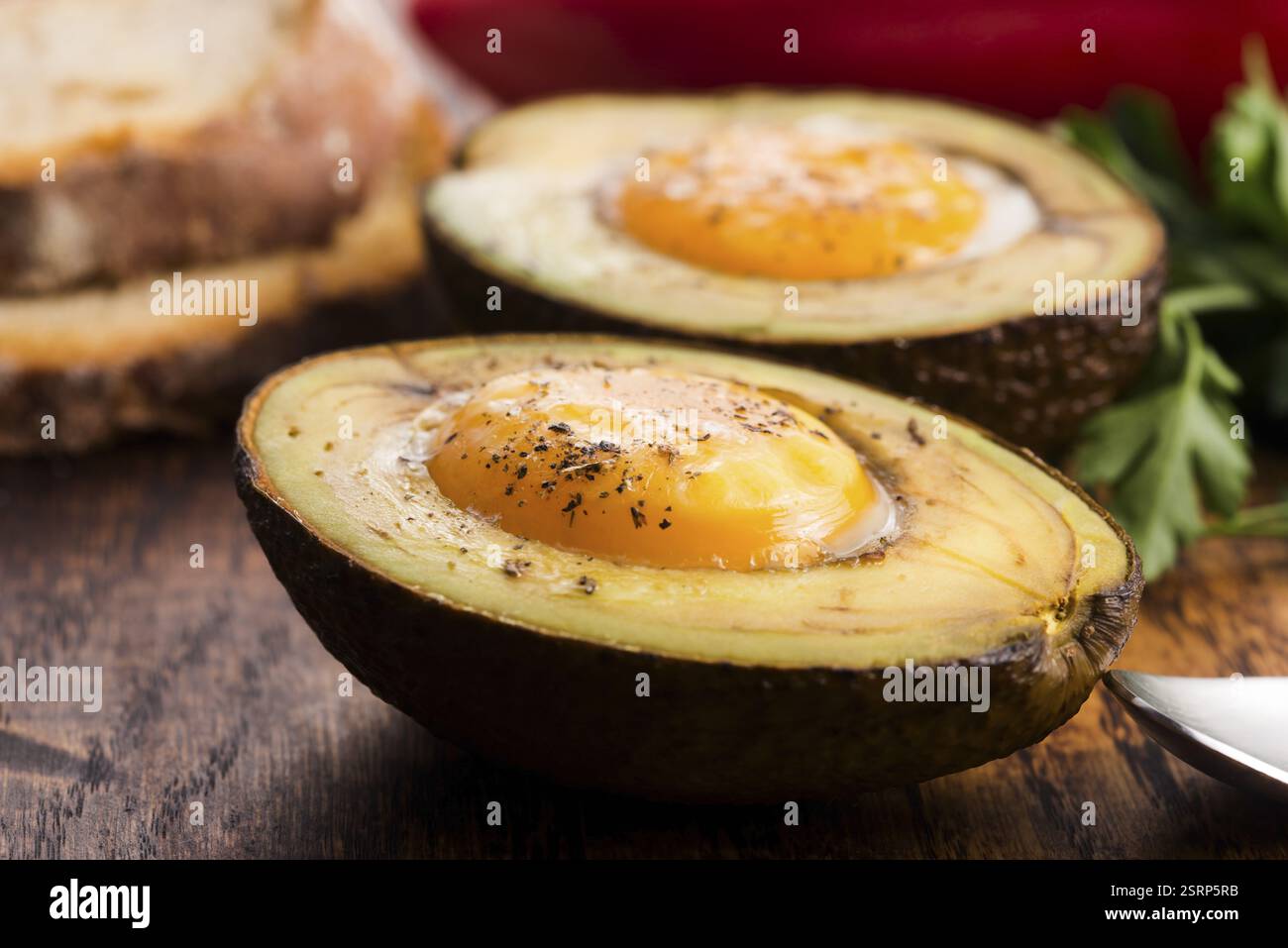 Oeufs bio faits maison cuit dans avocat avec sel et poivre Banque D'Images