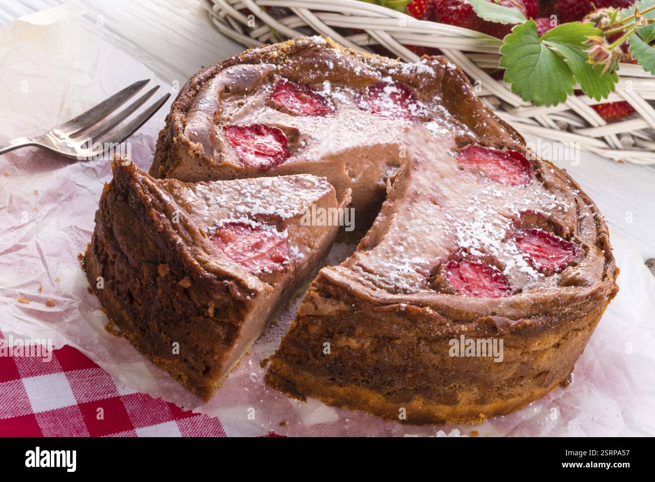 Gâteau au fromage au chocolat et à la fraise Banque D'Images