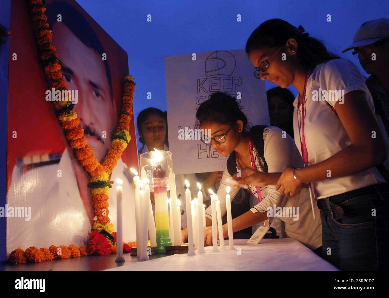 Les élèves de collège Sydenham participer à un mars aux chandelles, en hommage à l'agent de la circulation Vilas Shinde à Mumbai Banque D'Images