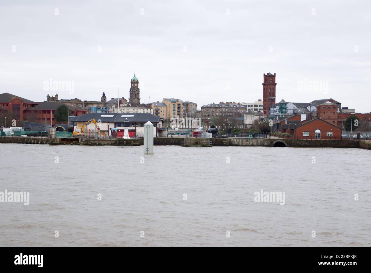 Horizon de Birkenhead sur le Wirral vu de la rivière Mersey. Hamilton Square Station et l'hôtel de ville de Birkenhead sont bien en vue. Banque D'Images