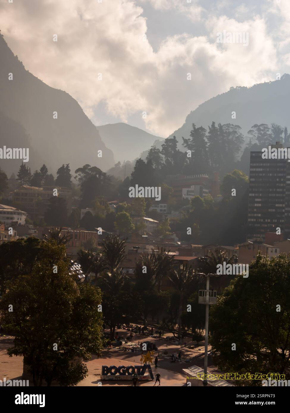 Bogota, Colombie - décembre 2022 : Parque de Los Periodistas -Parc des journalistes à Bogota et vue sur la colline de Monserrate pendant la matinée brumeuse. La CAN Banque D'Images