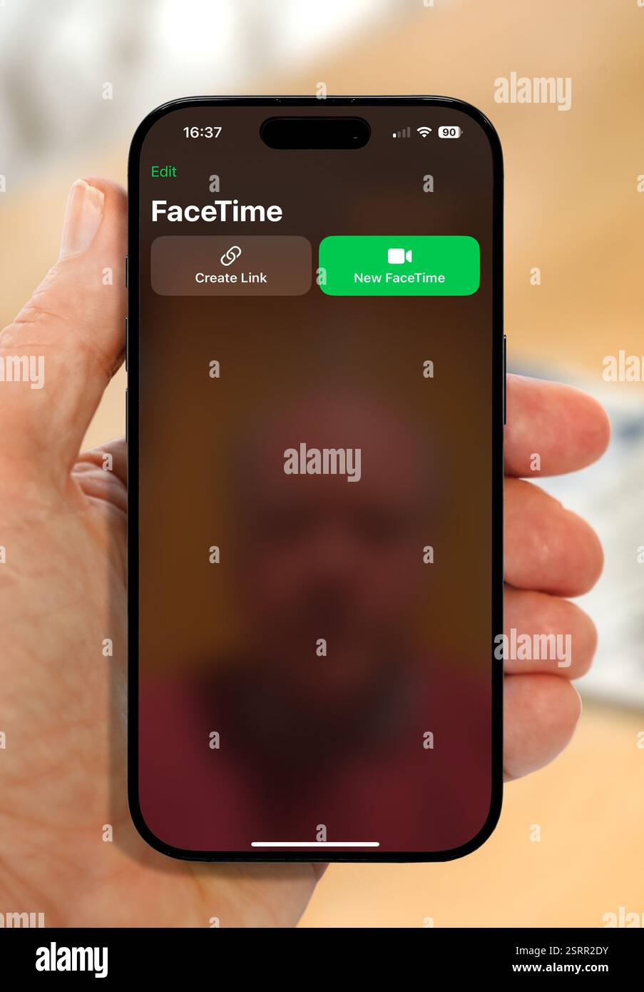 Utilisation de l’app FaceTime sur un iPhone 16 plus Banque D'Images