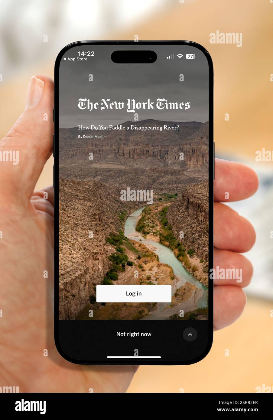 Lire le New York Times sur un iPhone 16 plus Banque D'Images