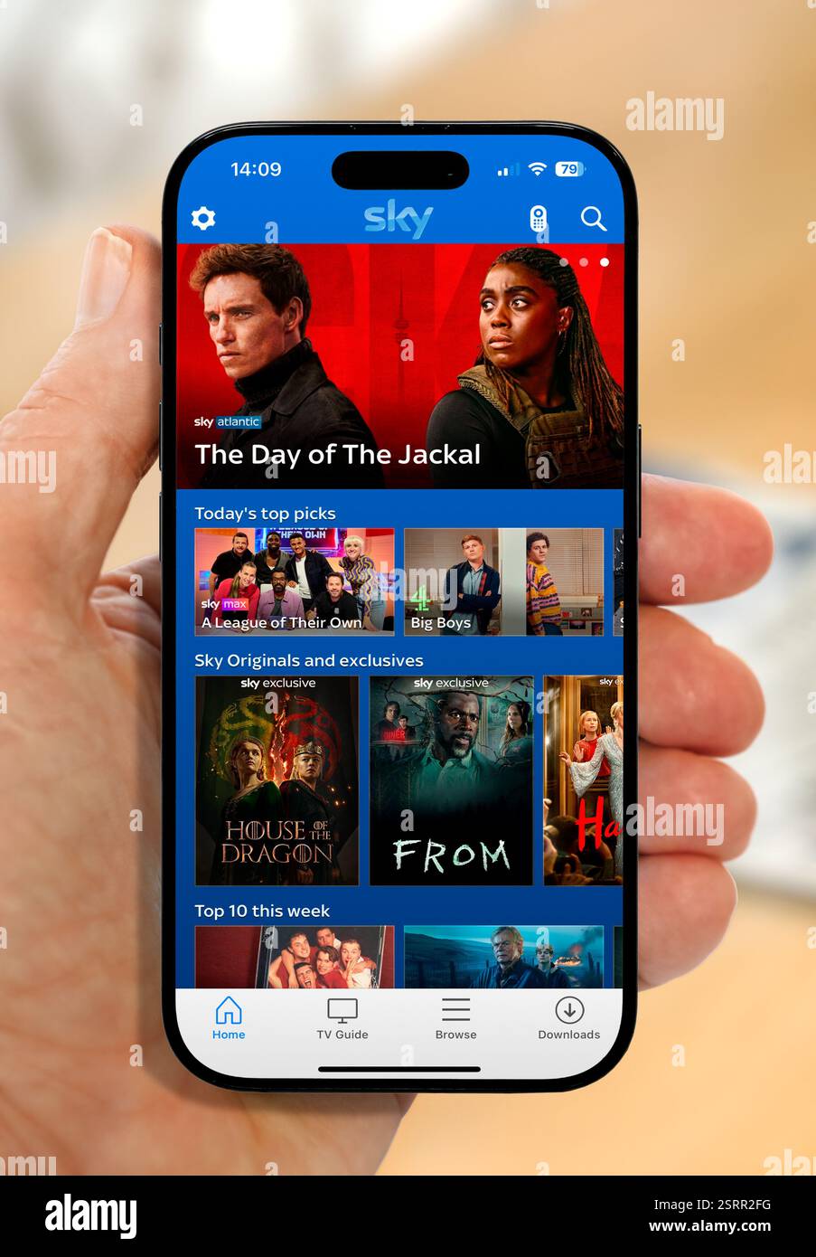 Regarder l'application Sky Go sur un iPhone 16 plus Banque D'Images