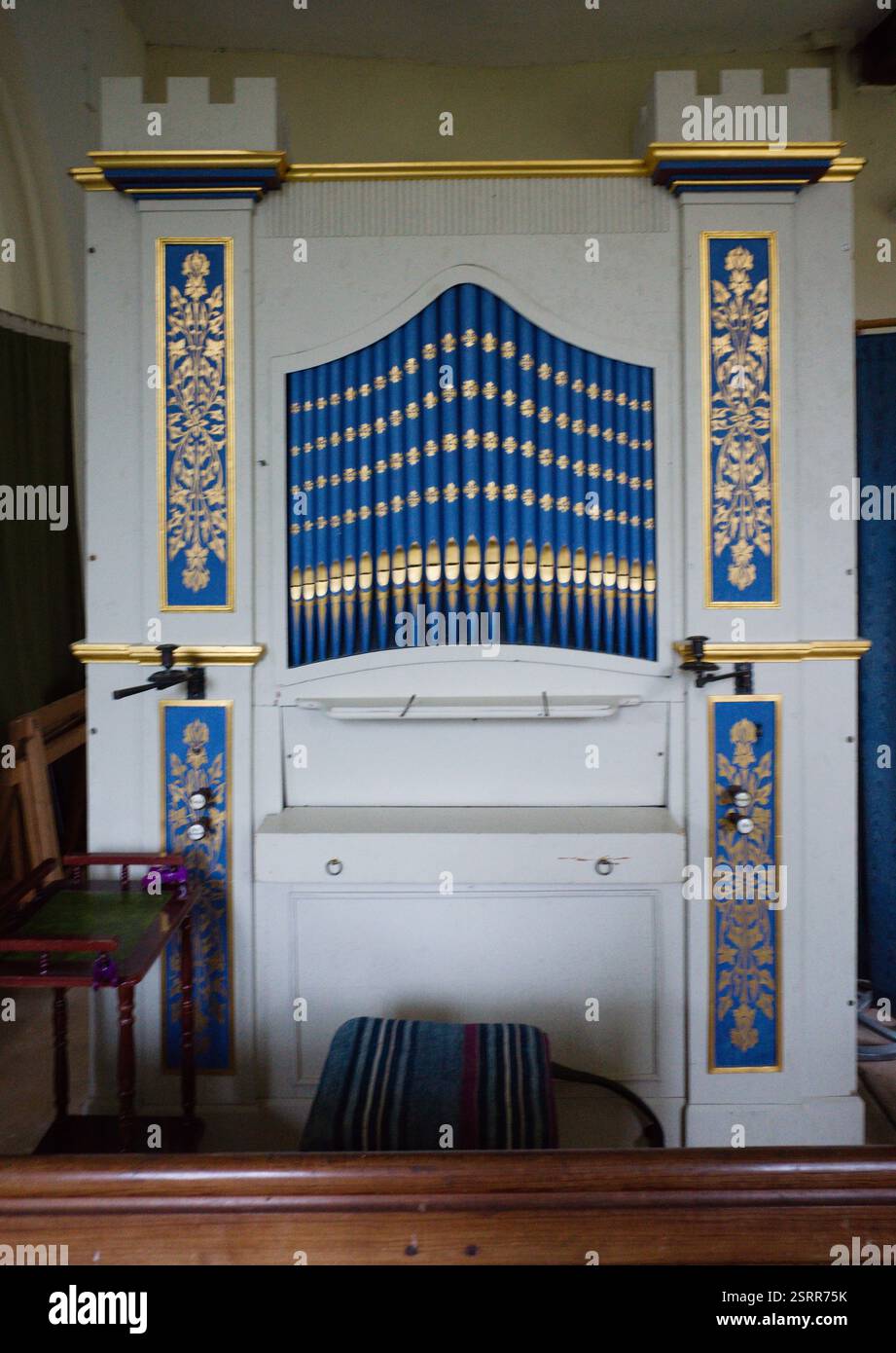 Intérieur de l'église Hethel, Bracon Ash montrant l'orgue qui ressemble à un château Banque D'Images
