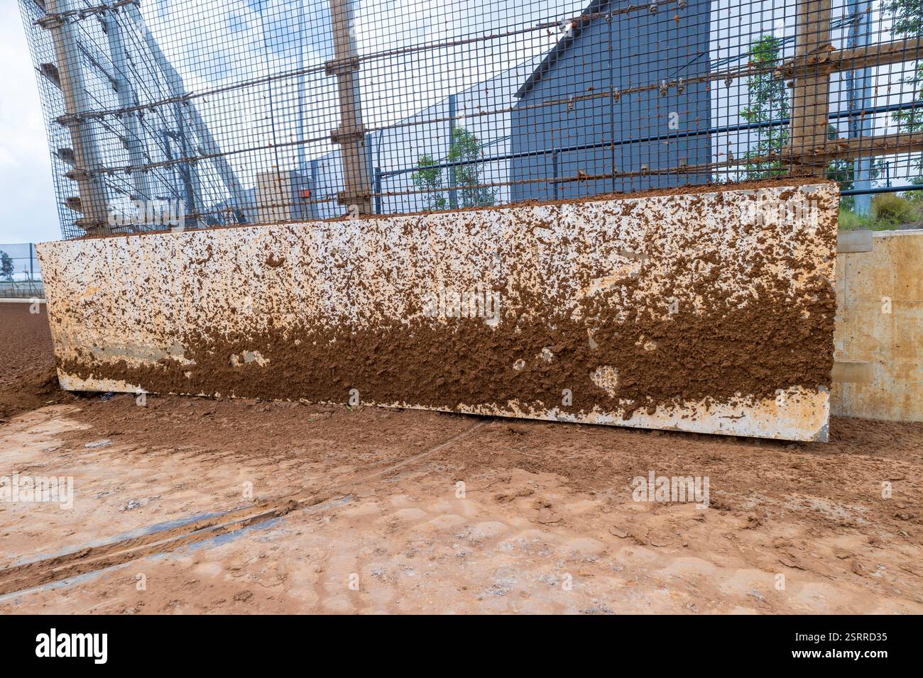 Photographie de boue jetée par les voitures de Speedway sur l'entrée et la sortie de la piste lors d'une course sur un grand circuit circulaire de Dirt speedway en Australie. Banque D'Images