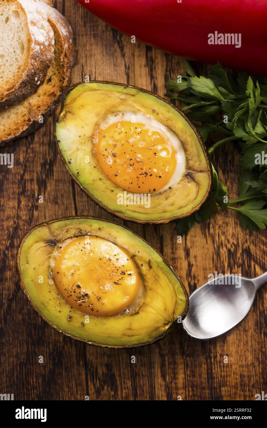 Oeufs bio faits maison cuit dans avocat avec sel et poivre Banque D'Images