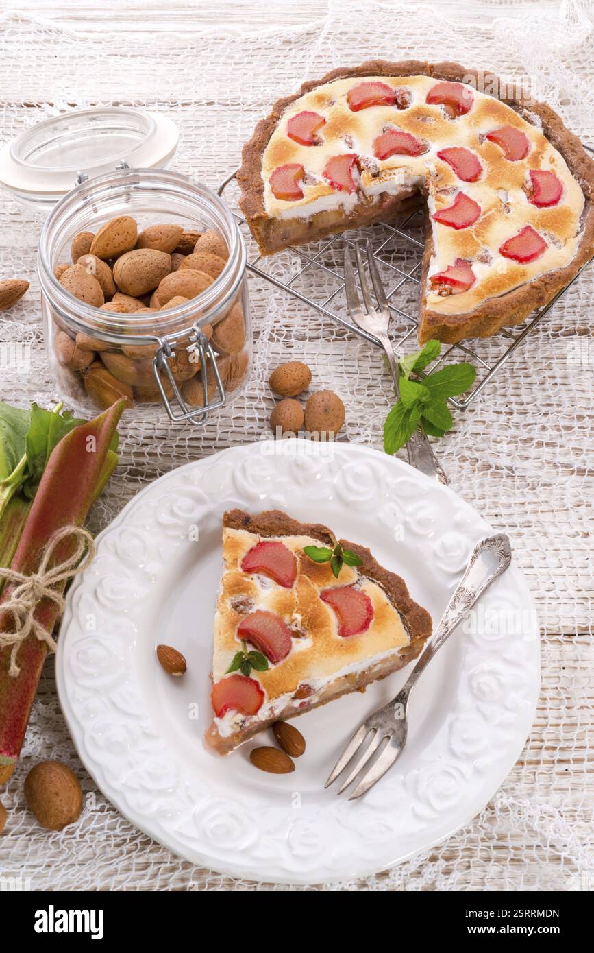 Gâteaux à la rhubarbe avec meringue et amandes Banque D'Images