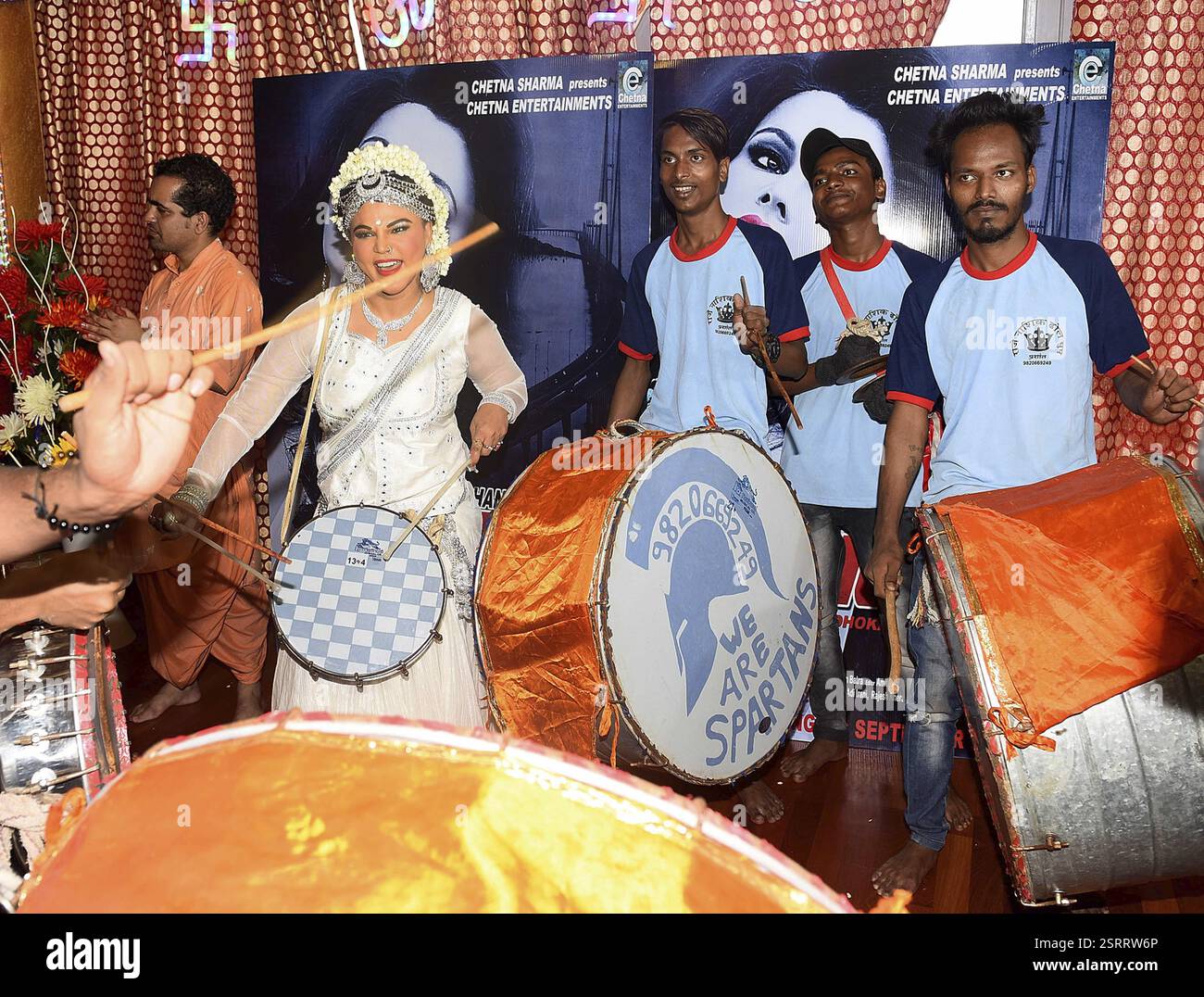 L'acteur de Bollywood Rakhi Sawant lors des célébrations de Ganesh Chaturthi à Mumbai, en Inde, le 5 septembre 2016 Banque D'Images L'acteur de Bollywood Rakhi Sawant lors des célébrations de Ganesh Chaturthi à Mumbai, en Inde, le 5 septembre 2016 Banque D'Images