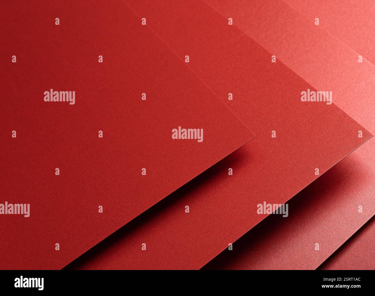 Fond de papier rouge grenat profond avec une texture brillante et réfléchissante et un design empilé de couches. Riches tons acajou et écarlate créent un style audacieux, élégant, Banque D'Images