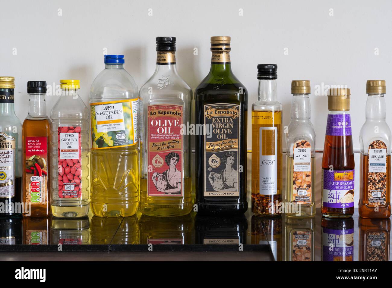Une sélection d'huiles - huile d'olive la Espanola, huile d'olive extra vierge, huile végétale, huile d'ail infusée de piment, huile de noix. ROYAUME-UNI. Concept : cuisine maison Banque D'Images