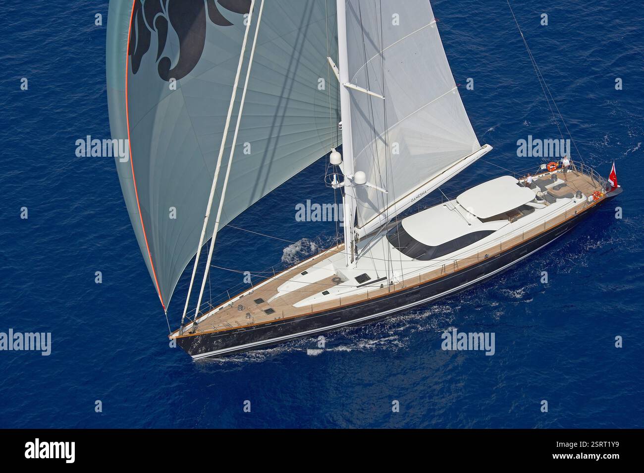 Image aérienne du yacht à voile de luxe Ganesha avec Spinakker planant à travers les eaux de l'océan bleu profond Banque D'Images