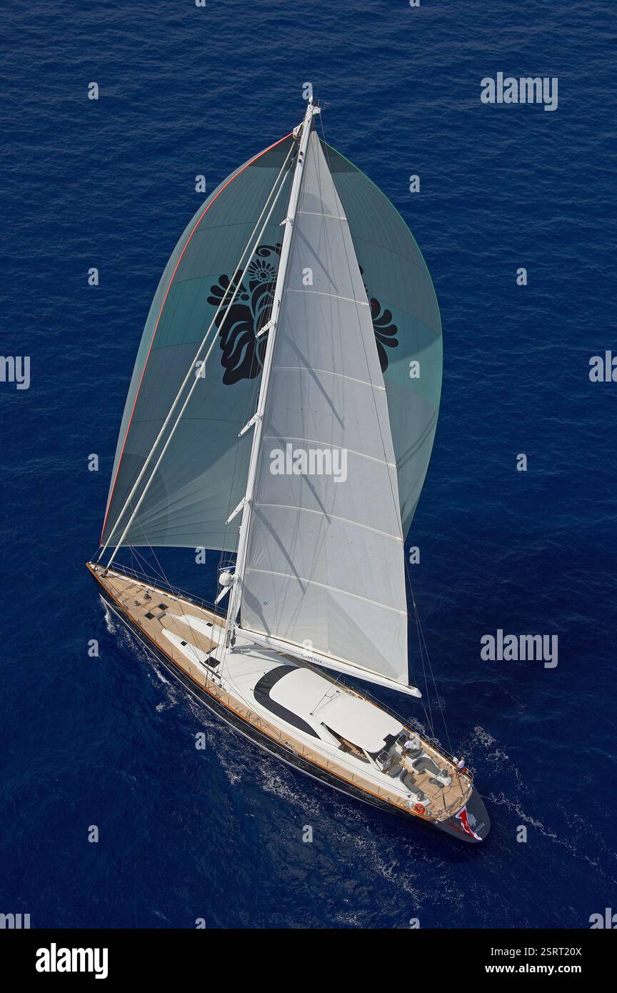 Image aérienne du yacht à voile de luxe Ganesha avec Spinakker planant à travers les eaux de l'océan bleu profond Banque D'Images
