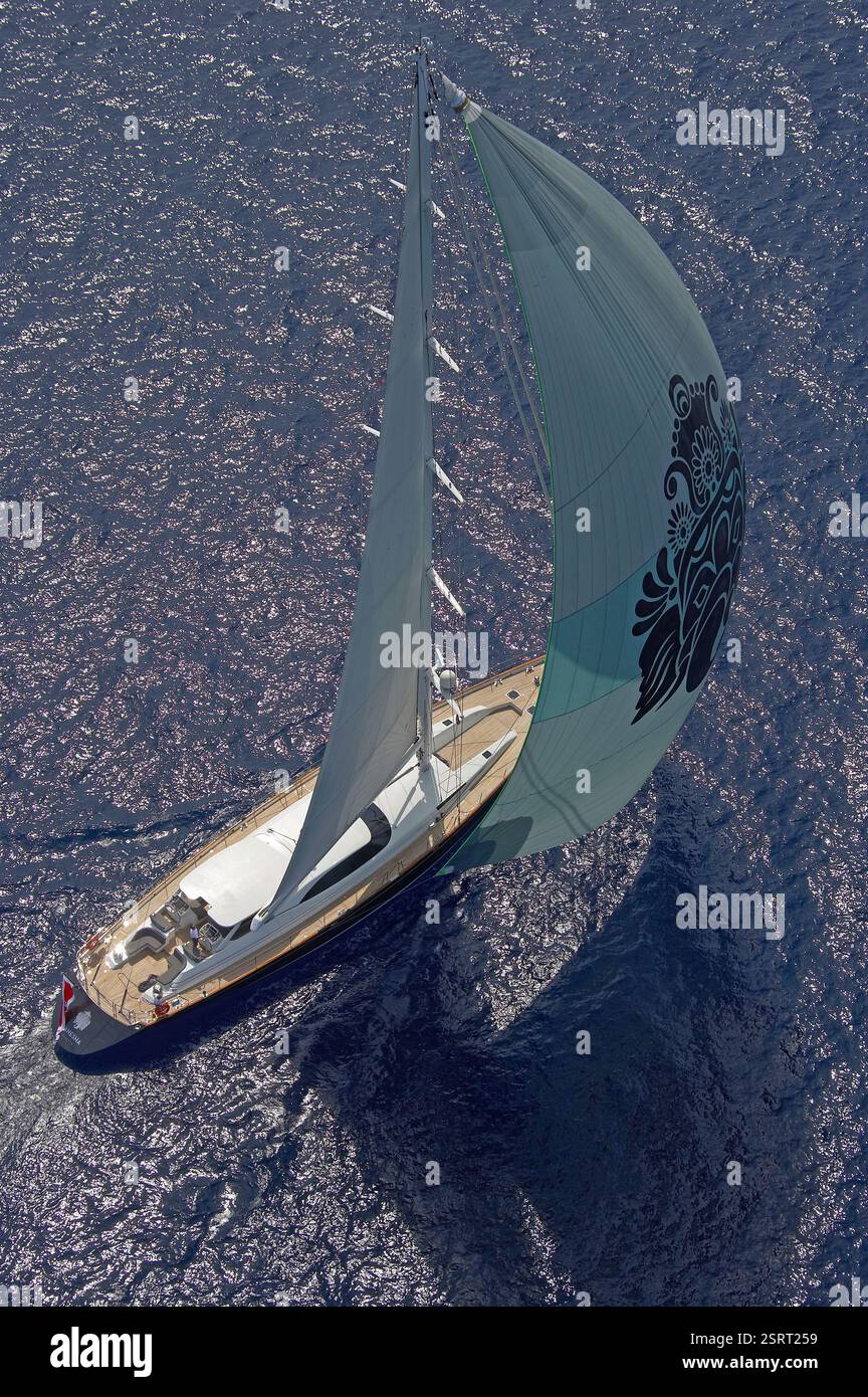 Image aérienne du yacht à voile de luxe Ganesha avec Spinakker planant à travers les eaux de l'océan bleu profond Banque D'Images