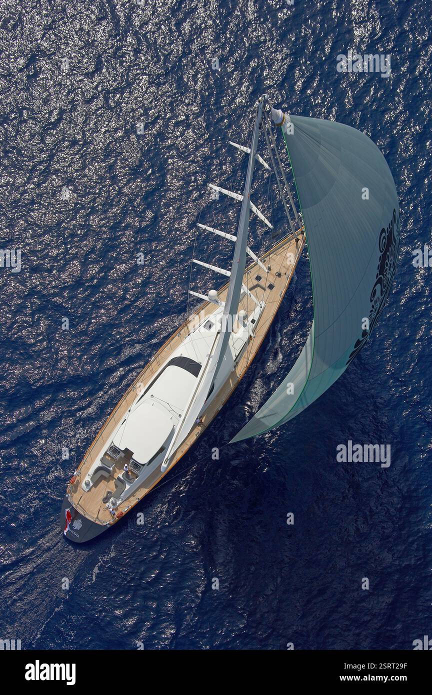 Image aérienne du yacht à voile de luxe Ganesha avec Spinakker planant à travers les eaux de l'océan bleu profond Banque D'Images