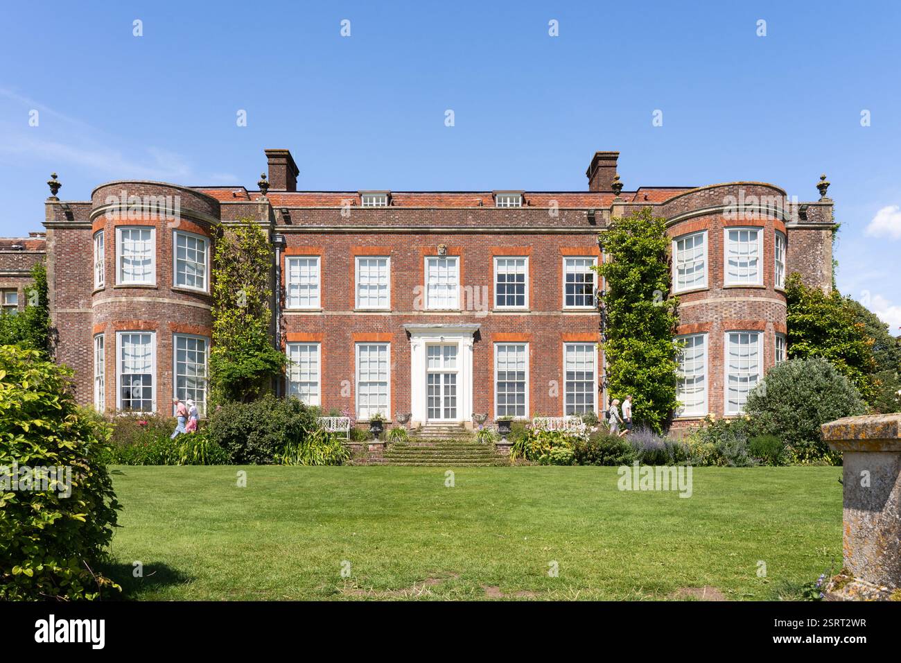L'arrière de Hinton Ampner - une maison de campagne de style néo-géorgien et domaine comme vu du «jardin encastré» en été Banque D'Images
