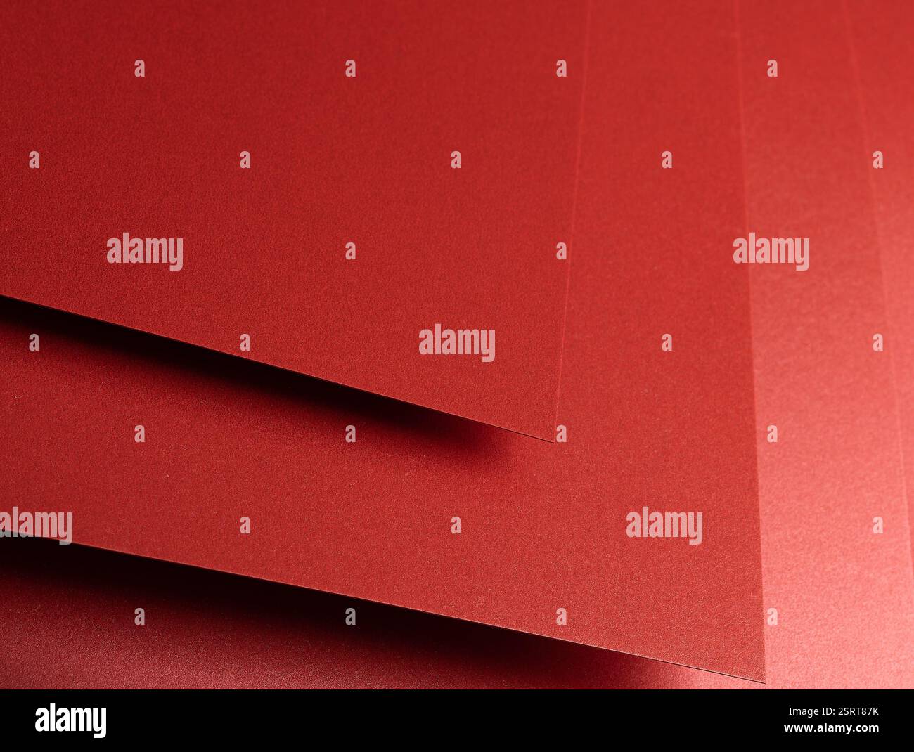 Fond de papier cramoisi ardent avec des tons grenat et acajou profonds. Les textures superposées et les surfaces brillantes réfléchissantes créent un style audacieux, élégant, Banque D'Images