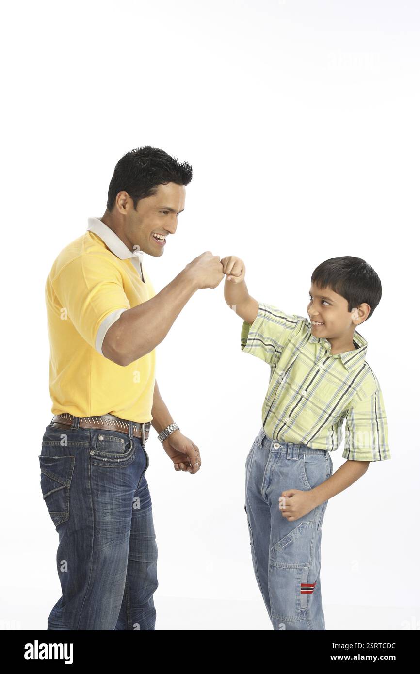 Père et fils jouant avec se toucher le poing de la main droite MR#703N, 703R. Banque D'Images